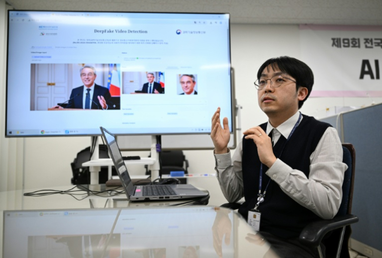 Jung Hui-hun, spécialiste en criminalistique numérique à la commission électorale, au siège de la Commission nationale électorale (NEC) à Gwacheon, en Corée du Sud, le 16 avril 2026  ( AFP / Jung Yeon-je )