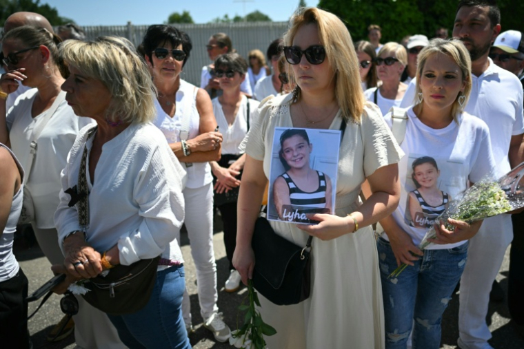 Dans le cortège de la marche blanche organisée le 7 juin 2026 à Fleurance, dans le Gers, pour rendre hommage à Lyhanna, 11 ans ( AFP / Lionel BONAVENTURE )