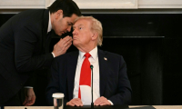 Le chef de la diplomatie américaine Marco Rubio s'entretient avec le président Donald Trump, auquel il vient de remettre une note manuscrite évoquant les négociations sur Gaza, le 8 octobre 2025 pendant une réunion à la Maison Blanche ( AFP / Jim WATSON )