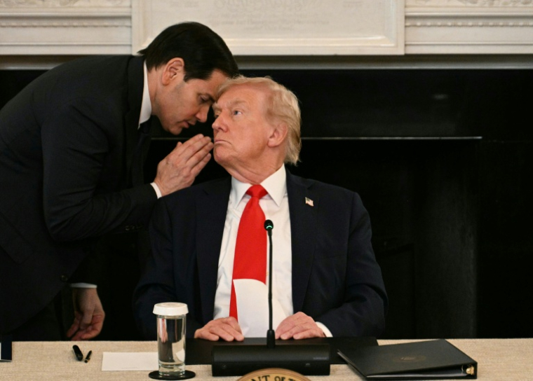 Le chef de la diplomatie américaine Marco Rubio s'entretient avec le président Donald Trump, auquel il vient de remettre une note manuscrite évoquant les négociations sur Gaza, le 8 octobre 2025 pendant une réunion à la Maison Blanche ( AFP / Jim WATSON )