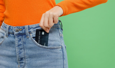 (Crédits photo : Adobe Stock - Femme plaçant sa carte bancaire dans la poche)