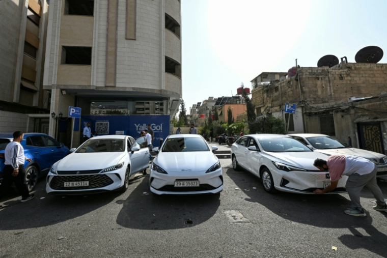 Des véhicules hybrides rechargeables (PHEV) utilisés par l'application de taxis "Yalla Go !" garés dans une rue de Damas, le 25 octobre 2026 en Syrie ( AFP / LOUAI BESHARA )