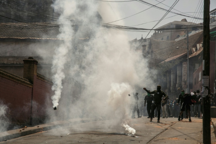 Des manifestants s'enfuient pour échapper aux gaz lacrymogènes tirés par la police, lors d'un rassemblement contre les coupures d'eau et d'électricité à Antananarivo, le 25 septembre 2025 ( AFP / RIJASOLO )