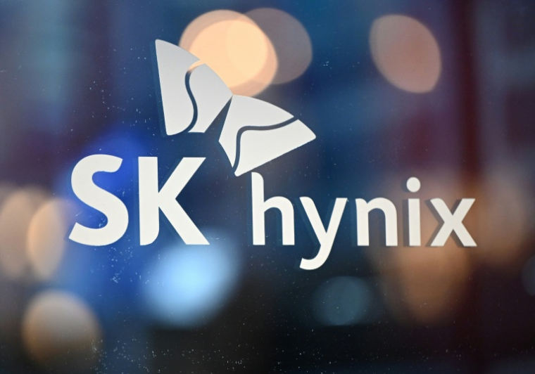 Le logo de SK hynix projeté sur une paroi vitrée lors du World IT Show à Séoul, le 22 avril 2026 ( AFP / Jung Yeon-je )