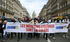 Manifestation de médecins libéraux contre une "dérive autoritaire" qui menace selon eux leur "liberté d'exercice", le 10 janvier 2026 à Paris  ( AFP / Bertrand GUAY )