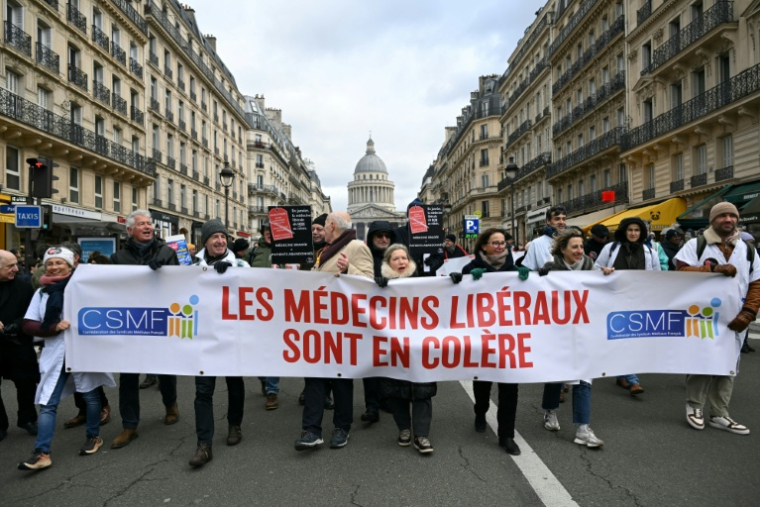 Manifestation de médecins libéraux contre une "dérive autoritaire" qui menace selon eux leur "liberté d'exercice", le 10 janvier 2026 à Paris  ( AFP / Bertrand GUAY )