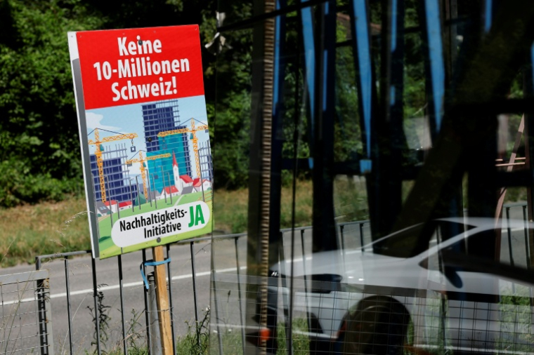 Une affiche électorale "Pas une Suisse de 10 millions d'habitants" lors du vote sur une proposition anti-immigration visant à plafonner la population du pays, le 14 juin 2026 à Aarberg, en Suisse ( AFP / STEFAN WERMUTH )