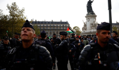 La police et les gendarmes sur la place de la République à Paris, en France