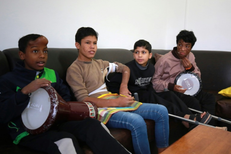 Des jeunes patients, blessés dans des zones de conflit, sont soignés à l'hôpital Al-Mouwasat, géré par Médecins sans frontières (MSF) à Amman, le 15 avril 2025 en Jordanie ( AFP / Khalil MAZRAAWI )