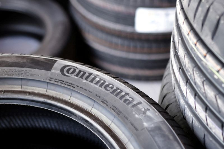 Des pneus Continental sont visibles dans un magasin