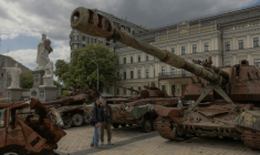 Des blindés russes détruits exposés sur une place du centre de Kiev, le 14 mai 2025 ( AFP / Roman PILIPEY )