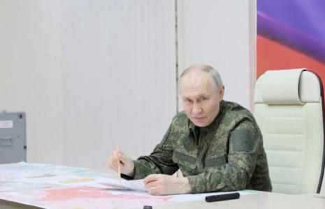 Le président russe Poutine visite un centre de commandement des forces armées dans la région de Koursk