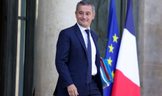 Le ministre français de l'intérieur, Gérald Darmanin, sort de l'Elysée à Paris