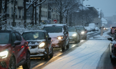 Des véhicules au ralenti dans Paris sous la neige, le 5 janvier 2026 ( AFP / Ludovic MARIN )
