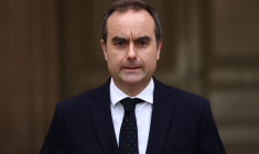 Le Premier ministre français sortant Sébastien Lecornu fait une déclaration à l'Hôtel Matignon à Paris