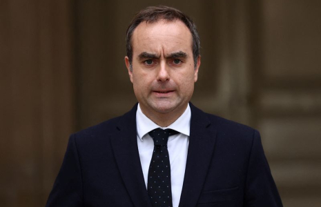 Le Premier ministre français sortant Sébastien Lecornu fait une déclaration à l'Hôtel Matignon à Paris