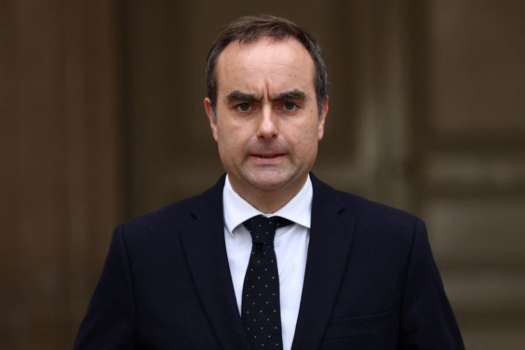 Le Premier ministre français sortant Sébastien Lecornu fait une déclaration à l'Hôtel Matignon à Paris