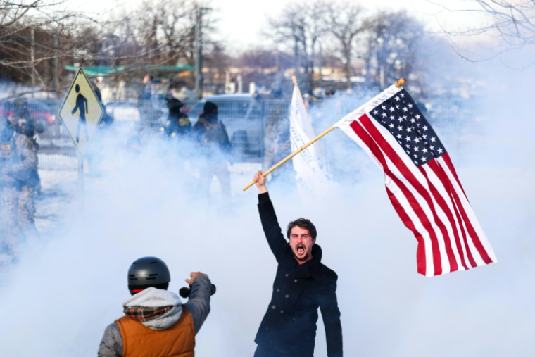 Un contre-manifestant pro-Trump à Minneapolis, le 9 janvier 2026 ( AFP / CHARLY TRIBALLEAU )
