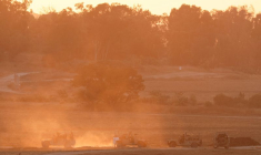 Des véhicules militaires israéliens manœuvrent près de la frontière entre Gaza et Israël, en Israël