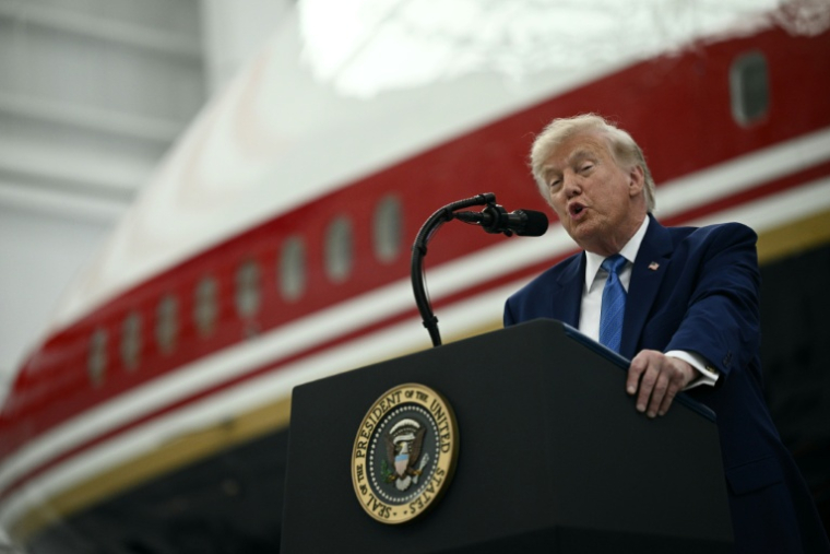 Le président américain Donald Trump s'exprime devant le nouvel avion présidentiel Air Force One, dans un hangar de la base aérienne Andrews près de Washington, le 19 juin 2026 ( AFP / Brendan SMIALOWSKI )