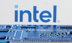 Le logo d'Intel à côté d'une carte mère d'ordinateur