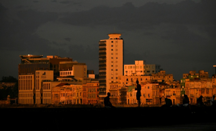 Des habitants de la Havane se rassemblent sur le Malecón pendant une coupure de courant, le 10 septembre 2025 ( AFP / YAMIL LAGE )