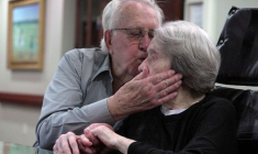 Un couple de personnes agées en maison de soins