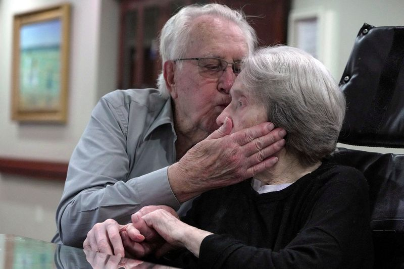 Un couple de personnes agées en maison de soins