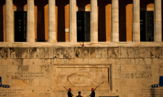 LA GRÈCE EN PASSE DE LEVER LES RESTRICTIONS POUR LE COMMERCE DE DÉTAIL ET LE TOURISME