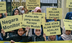 Des militants brandissent des pancartes lors d'une manifestation pour réclamer une aide humanitaire pour les victimes des inondations dans les provinces d'Aceh, de Sumatra Nord et de Sumatra Ouest, devant le Conseil représentatif du peuple d'Aceh (DPRA) à Banda Aceh, le 16 décembre 2025 ( AFP / CHAIDEER MAHYUDDIN )