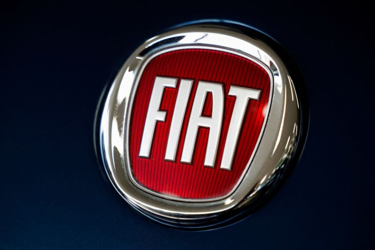Un logo de Fiat est visible à l'intérieur d'une concession automobile à Nimègue