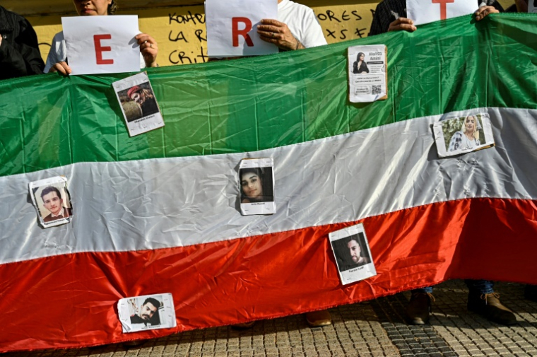 Manifestation en soutien aux femmes iraniennes, à Santiago du Chili, le 7 octobre 2022 ( AFP / Martin BERNETTI )