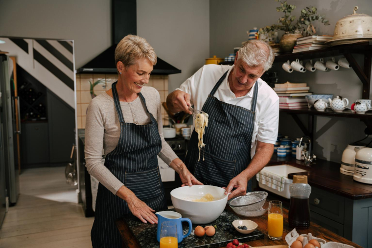 Artisans en couple: comment Claire, longtemps non salariée de la boulangerie de son conjoint Marc, peut protéger sa retraite et ses droits en cas de séparation ou de vente du commerce? ( crédit photo : Getty Images/iStockphoto )