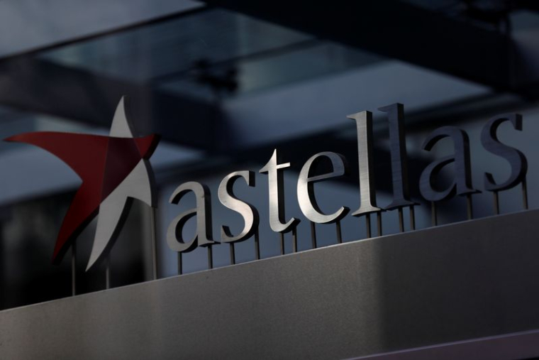 Le logo d'Astellas Pharma est représenté au siège de la société à Tokyo