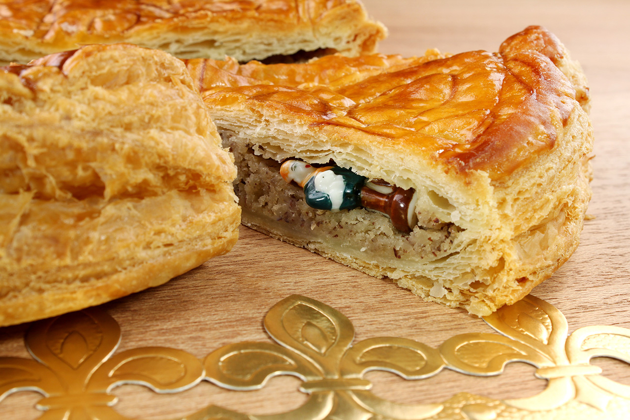 (Crédits photo : Adobe Stock - Galette des rois, fève et couronne)