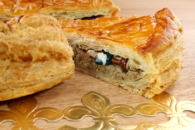 (Crédits photo : Adobe Stock - Galette des rois, fève et couronne)