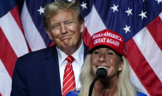 La parlementaire américaine Marjorie Taylor Greene (D) et le président Donald Trump, le 22 novembre 2025 à Rome, dans l'Etat américain de Géorgie ( AFP / Elijah Nouvelage )