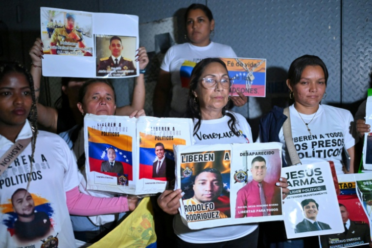Manifestation réclamant la libération des prisonniers politiques devant le centre de détention de l'Hélicoïde à Caracas, le 30 janvier 2026 ( AFP / Juan BARRETO )