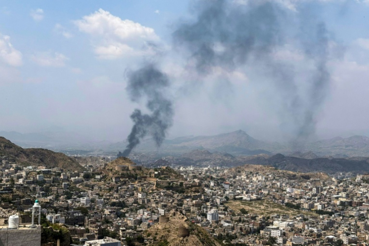 De la fumée lors de combats entre des combattants du gouvernement yéménite,  soutenus par l’Arabie saoudite, et les Houthis, soutenus par l’Iran,— sur le front de Jabal Han, à l’ouest de la ville de T ( AFP / - )