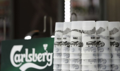 Des verres de bière vides au logo Carlsberg