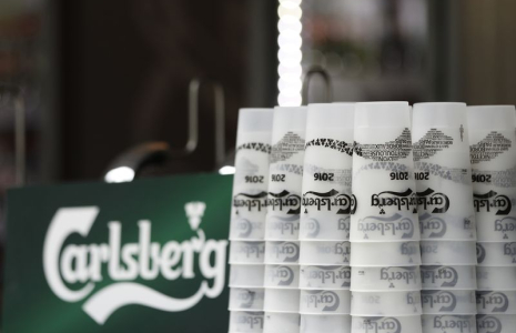 Des verres de bière vides au logo Carlsberg