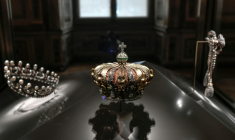 La couronne (c) et le diadème (g) de l'impératrice Eugénie exposés dans la galerie d'Apollon au musée du Louvre, le 14 janvier 2020 à Paris ( AFP / STEPHANE DE SAKUTIN )