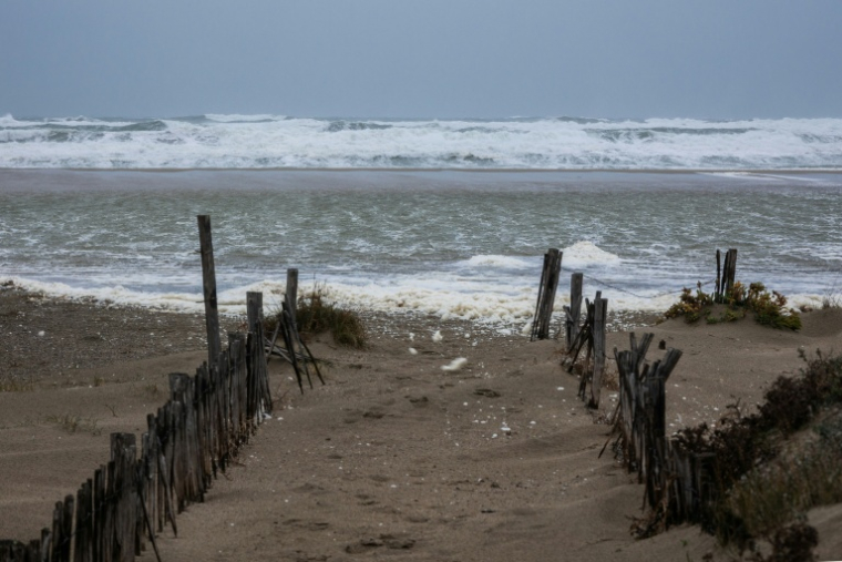 La plage du Canet-en-Roussillon inondée, le 26 décembre 2025 ( AFP / Jean-Christophe MILHET )