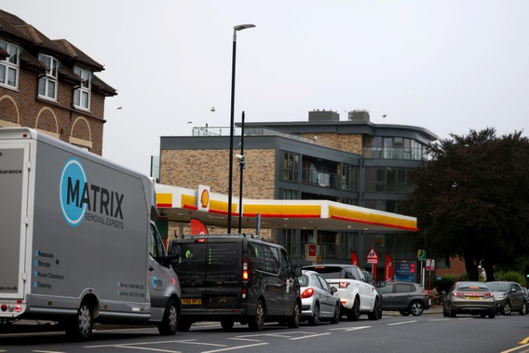 PÉNURIE D'ESSENCE EN GB: UN MINISTRE POINTE DU DOIGT LES TRANSPORTEURS