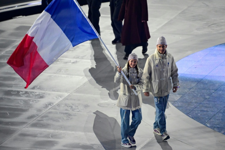 La biathlète Lou Jeanmonnot et le fondeur Mathis Desloges lors de la parade des athlètes lors de la cérémonie de clôture des Jeux de Milan Cortina me 22 février 2026 dans les Arènes de Vérone ( AFP / Piero CRUCIATTI )