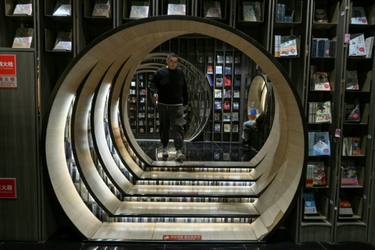 Un homme dans une librairie de Pékin, le 19 décembre 2025  ( AFP / Adek BERRY )