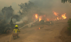 Les pompiers combattent un incendie à Cebreros, à l'ouest de Madrid, le 24 juillet 2026 ( AFP / Cesar MANSO )