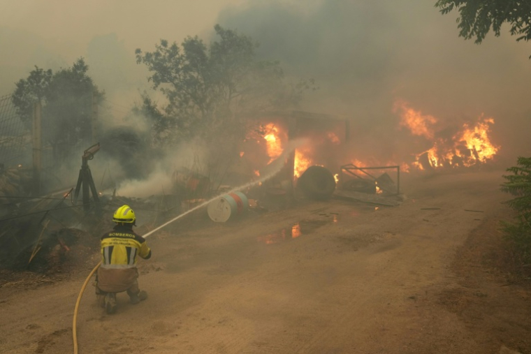 Les pompiers combattent un incendie à Cebreros, à l'ouest de Madrid, le 24 juillet 2026 ( AFP / Cesar MANSO )