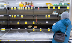 Une femme prend des œufs sur des étagères en grande partie vides, tandis que les habitants font des provisions avant l’arrivée d’un front froid prévu dans la région d’Arlington, en Virginie, le 23 janvier 2026 ( AFP / SAUL LOEB )