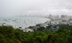 Une vue générale de la baie de Pattaya est visible depuis la colline de Pratumnak à Pattaya, le 3 juillet 2026 ( AFP / ANTHONY WALLACE )